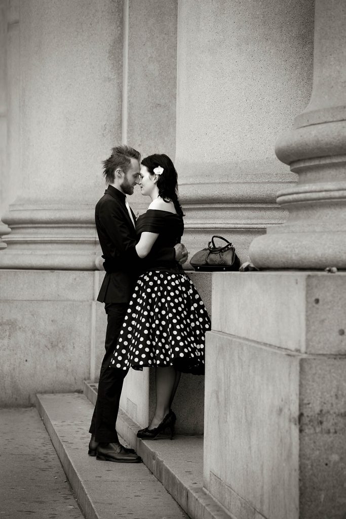 en ung man och kvinna kysser varann på en trappa i New York